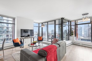 Smart TV, computer monitors - Spacious Modern High-Rise with Ocean & City Views (Vancouver)