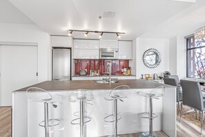 Kjøleskap, mikrobølgeovn, ovn og kokeplater