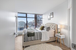 2 soverom, skrivebord, strykejern/-brett og reiseseng for barn