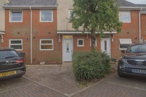 Exterior - Peaceful Redhill House w/ Parking, Near LGW & (Redhill)