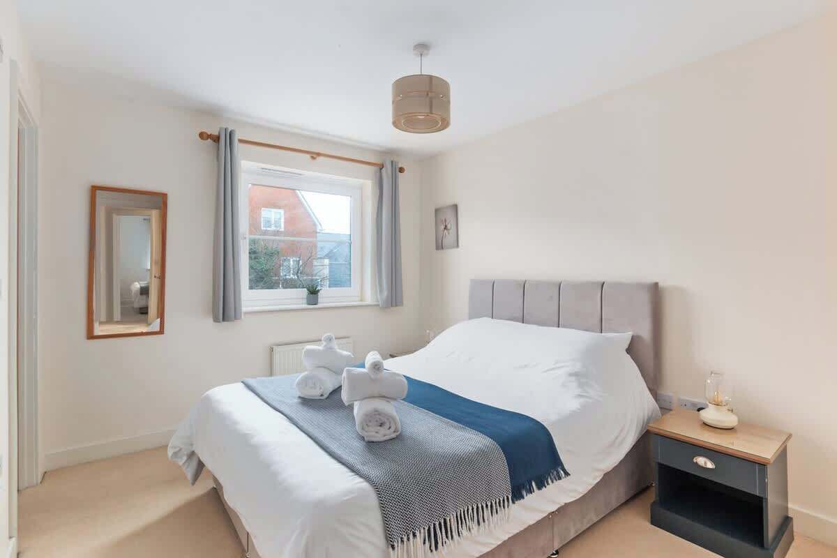 3 bedrooms, iron/ironing board, WiFi (free), bed sheets