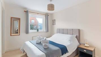 3 bedrooms, iron/ironing board, WiFi (free), bed sheets