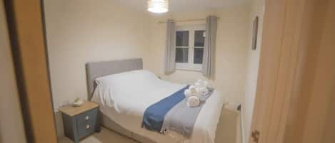 3 bedrooms, iron/ironing board, WiFi (free), bed sheets