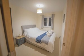3 bedrooms, iron/ironing board, WiFi (free), bed sheets - Peaceful Redhill House w/ Parking, Near LGW & (Redhill)