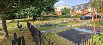 Peaceful Redhill House w/ Parking, Near LGW &