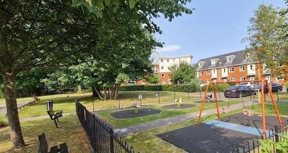 Peaceful Redhill House w/ Parking, Near LGW &