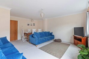 TV - Peaceful Redhill House w/ Parking, Near LGW & (Redhill)