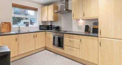 Redhill, Sleeps 9, Private Parking,17 mins London Gatwick, 30 mins to London