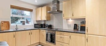 Redhill, Sleeps 9, Private Parking,17 mins London Gatwick, 30 mins to London