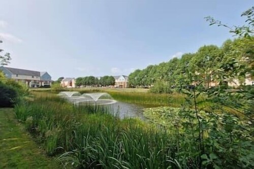 Redhill, Sleeps 9, Private Parking,17 mins London Gatwick, 30 mins to London