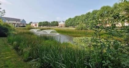 Redhill, Sleeps 9, Private Parking,17 mins London Gatwick, 30 mins to London