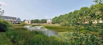 Redhill, Sleeps 9, Private Parking,17 mins London Gatwick, 30 mins to London