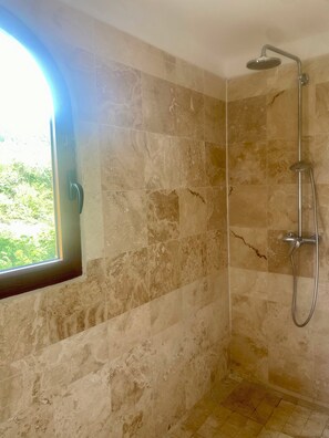 Dusche, Haartrockner, Handtücher, Seife