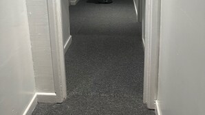 A hallway with a coat rack holding several jackets. - Cozy Affordable Place in Great Yarmouth (Great Yarmouth)