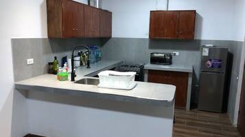 Réfrigérateur, micro-ondes, plaque de cuisson