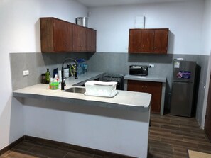 Jääkaappi, mikroaaltouuni, liesi, keittoastiat/astiat/ruokailuvälineet