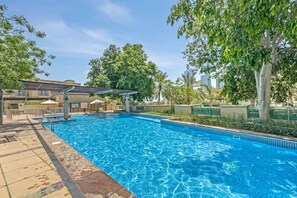 Een binnenzwembad en een verwarmd zwembad