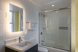 Haartrockner, Handtücher, Seife, Toilettenpapier