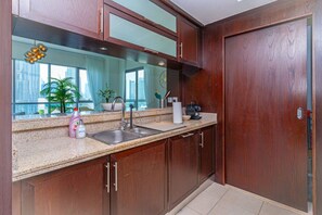 Frigorifero, microonde, forno, piano cottura