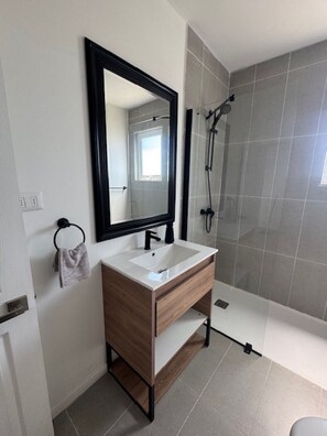 Shower, hair dryer, towels, shampoo