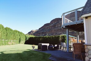 Terrace/patio - Cozy Cabin in Sunland Estates - 6 min to Gorge Amphitheater! (Quincy)