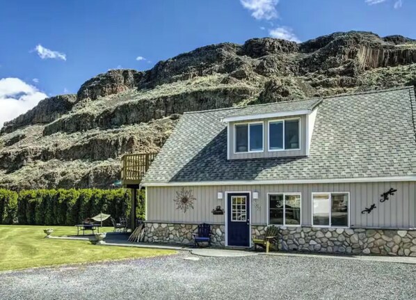 Exterior - Cozy Cabin in Sunland Estates - 6 min to Gorge Amphitheater! (Quincy)