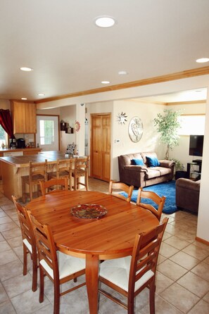 Dining - Cozy Cabin in Sunland Estates - 6 min to Gorge Amphitheater! (Quincy)