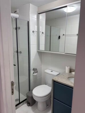 Secador de cabelo, toalhas de banho, papel higiênico
