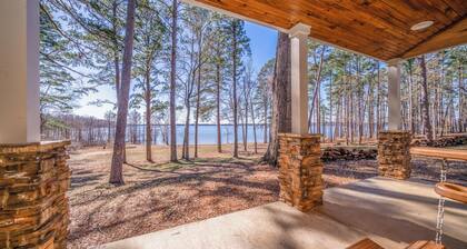 Selah Lodge! Gorgeous Lakefront lodge on 170 Acres with 6 Bedrooms