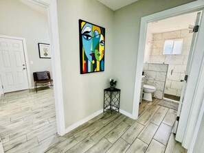 Serviettes fournies, papier toilette