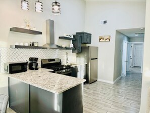 Refrigerador, microondas, horno, placa de cocina
