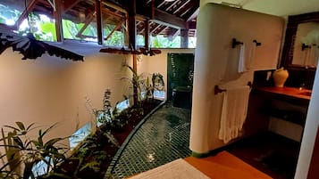 Ducha, bidet, toallas, jabón