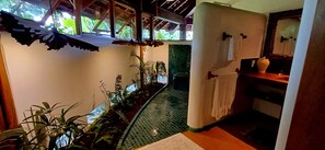 Shower, bidet, towels, soap - Trancoso. Alto do Segredo. 2 Suites.  5 minutes from the beach and 2 km from Quadrado (Trancoso)