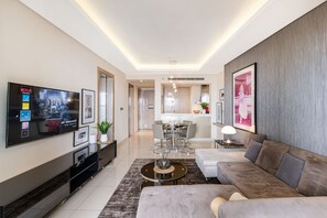 Smart TV, fireplace