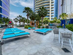 Outdoor dining - Luxury 1BR with Infinity Pool - Business Bay (Dubai)