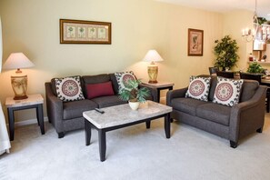 Living area - Orlando Resort Rentals Near Universal (Orlando)