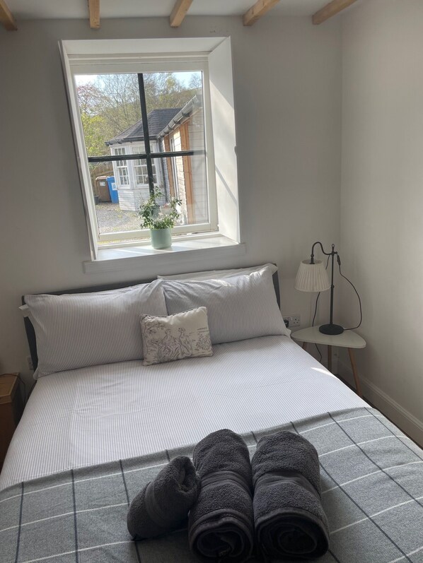 1 habitación, tabla de planchar con plancha, wifi y ropa de cama 