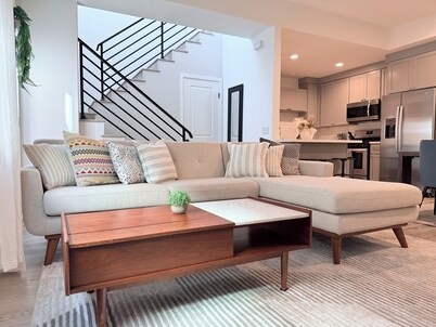 Modern Family Haven - Minutes from Disney Magic/Knotts and Saigon