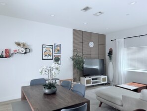 Een smart-tv en videogames