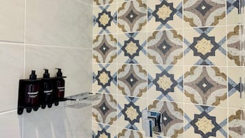 Apartment | Bathroom | Shower, free toiletries, hair dryer, towels