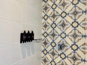 Loft (613) | Bathroom | Shower, free toiletries, hair dryer, towels