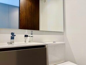 Classic Loft | Bathroom | Shower, free toiletries, hair dryer, towels - Taj by Wynwood House (Bogotá)