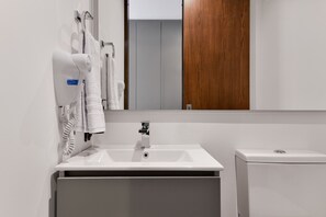 Ullakkohuoneisto (611) | Kylpyhuone | Suihku, ilmaiset hygieniatuotteet, hiustenkuivaaja, pyyhkeet