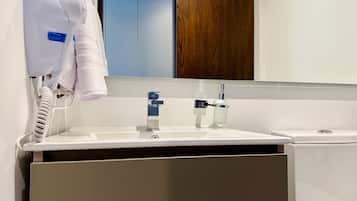 Appartement | Badkamer | Een douche, gratis toiletartikelen, een haardroger, handdoeken