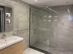 SĂšche-cheveux, serviettes fournies, savon, papier toilette