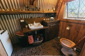 Douche, sĂšche-cheveux, serviettes fournies, savon