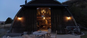 Quirky Barn Stay Experience, fully insulated, warm, beautiful mountain views,