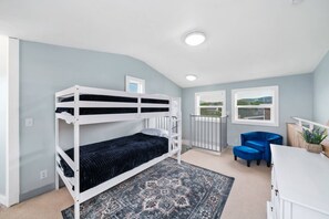 3 chambres, bureau, fer et planche à repasser, lit parapluie