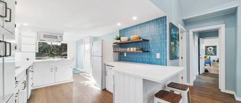 冰箱、微波炉、烤箱、炉灶