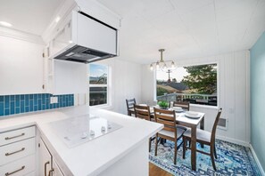 Kylskåp, mikrovågsugn, ugn och spishäll